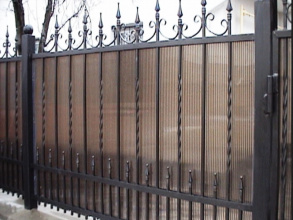 Кованые заборы с поликарбонатом 30 метров