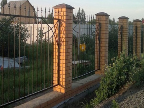 Сварные заборы с кирпичными столбами 8 соток