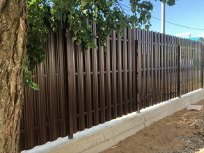 Забор из евроштакетника на ленточном фундаменте 25 метров