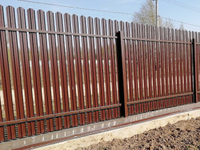 Забор из евроштакетника на ленточном фундаменте 8 соток