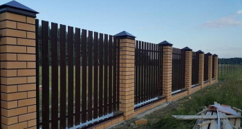 Забор из евроштакетника с кирпичными столбами 60 метров
