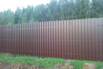 Забор из евроштакетника с забивными столбами 80 метров