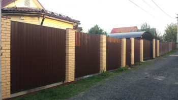 Забор из профнастила с кирпичными столбами 20 соток