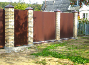 Забор из профнастила с кирпичными столбами 50 метров