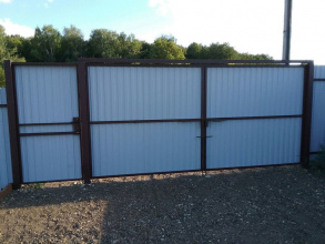 Забор из профнастила с воротами и калиткой 25 метров