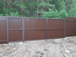 Забор из профнастила с воротами и калиткой 80 метров