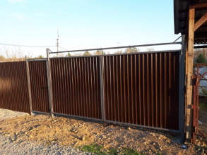Забор из профнастила с воротами и калиткой 8 соток