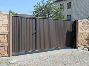 Забор из профнастила с воротами и калиткой 90 метров