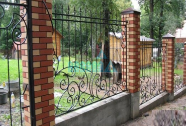 Сварные заборы с кирпичными столбами