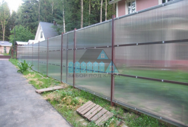 Забор из поликарбоната на металлическом каркасе