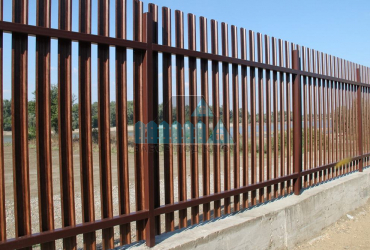 Забор из евроштакетника на ленточном фундаменте