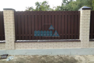 Кирпичный забор на ленточном фундаменте