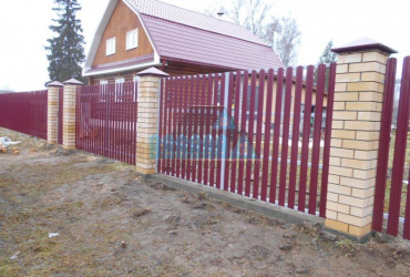Забор из евроштакетника с кирпичными столбами