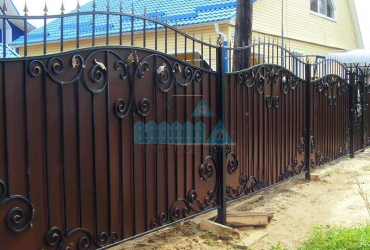 Кованые заборы с профнастилом