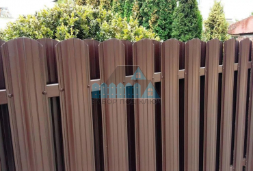 Забор из евроштакетника в шахматном порядке