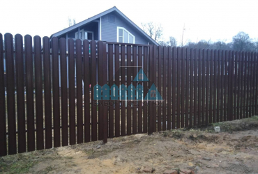 Забор из евроштакетника с утрамбовкой щебнем